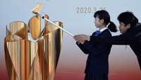 Presiden Komite Olimpiade Jepang, Yosuhiro Yamashita mengakui keputusan menunda Olimpade Tokyo karena pandemi corona lebih cepat dari yang ia perkirakan. Foto AP/Eugene Hoshiko.