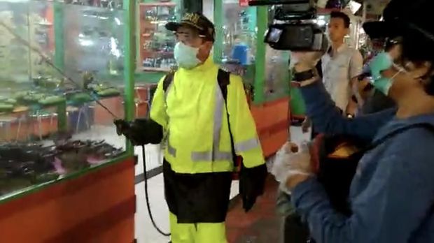 Gandeng Relawan, Gerindra Sumbar Semprot Disinfektan Sejumlah Titik di Padang