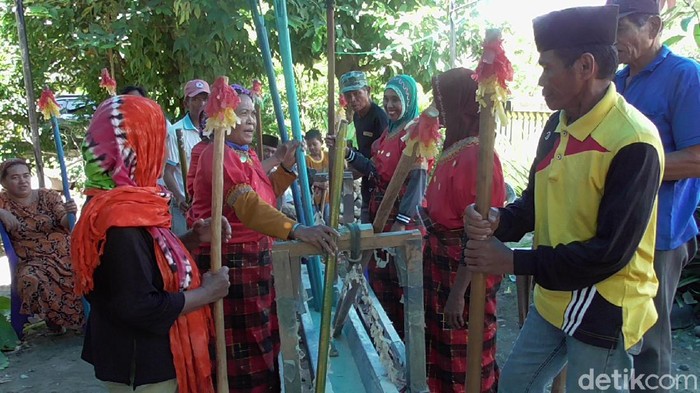Warga Dusun Dua, Desa Galeso, Kecamatan Wonomulyo, Kabupaten Polewali Mandar, menggelar tradisi Mappadendang.