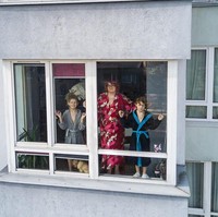 Nah kalau ini, kira-kira sang ibu sedang melakukan apa ya bersama kedua anaknya? Kelihatannya sih mereka seperti sedang bermeditasi ya? Lihat saja ekspresi sang anak perempuan yang terlihat lagi serius banget. (Foto: dok. Boredpanda/ adasvasiliauskas)