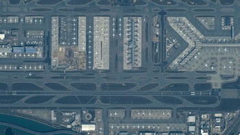 Banyak pesawat yang parkit tidak beroperasi di Bandara Internasional Hong Kong, 17 Februari 2020.  Foto: Maxar Technologies