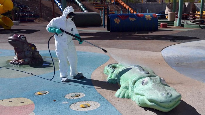 Centennial Hills Park di Las Vegas, Nevada, disemprot disinfektan untuk mencegah penyebaran Covid-19. Peralatan bermain hingga patung buaya dan katak ikut disemprot.