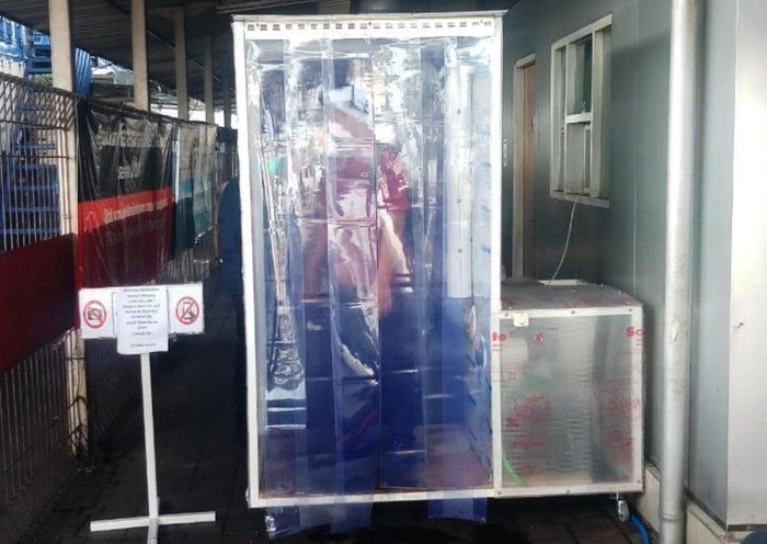 Bilik Sterilisasi untuk Pekerja Pelabuhan Guna melindungi para pekerja pelabuhan, serikat pekerja JICT berinisiatif memasang bilik sterilisasi lengkap dengan alat semprot disinfektan Chamber.