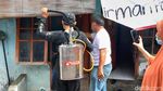 Warga Menteng Dalam Semprotkan Disinfektan Secara Mandiri