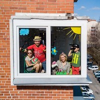 Kalau keluarga yang satu ini bergaya seperti sedang liburan di taman dengan sang ayah yang tengah asik memancing. Untuk menambah kesan liburan, keluarga ini juga menempelkan tempelan matahari dan awan di jendela rumah mereka. Kreatif sekali bukan? (Foto: dok. Boredpanda/ adasvasiliauskas)