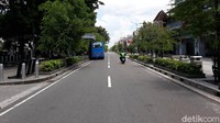 Meski sepi, beberapa orang tampak lalu lalang di kawasan Malioboro.