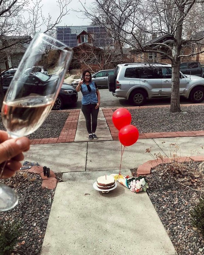 Tetap bisa kok kalau mau kasih surprise orang tersayang saat ulang tahun di tengah wabah Corona. Tapi tetap ingat physical distancing ya. Foto: Reddit melikajan