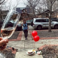 Tetap bisa kok kalau mau kasih surprise orang tersayang saat ulang tahun di tengah wabah Corona. Tapi tetap ingat physical distancing ya. Foto: Reddit melikajan