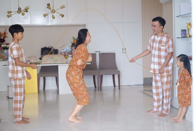 Lain Donna Agnesia, lain pula keluarga Ruben Onsu. Ruben dan Sarwendah memilih mengulang permainan masa kecil bersama anak-anak mereka. Ruben mengajak anak dan istrinya main karet. Ngisi kegiatan di dlm rumah supaya anak gak bosen hahahaha, katanya di keterangan foto yang diunggahnya ke Instagram. Foto: Instagram