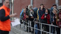 Bandara Kathmandu kembali dibuka hanya untuk menerbangkan wisatawan yang terdampar untuk kembali ke negara mereka masing-masing.  