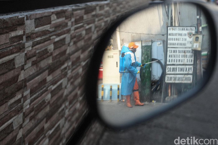 Penyemprotan Disinfektan di Jakarta Virus corona yang menembus 1046 kasus per hari ini membuat tindakan pencegahan terus digalakkan, termasuk menyemprotkan cairan disinfektan secara door to door.
