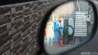 Seorang petugas menyemprotkan cairan disinfektan di salah satu gang di kawasan Duri Selatan, Tambora, Jakarta Barat, Jumat (27/3/2020). 