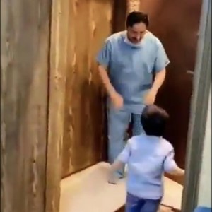 Cegah Corona, Dokter Arab Saudi Tak Mau Dipeluk Anaknya Viral di Twitter Cegah Corona, Dokter Arab Saudi Tak Mau Dipeluk Anaknya Viral di Twitter