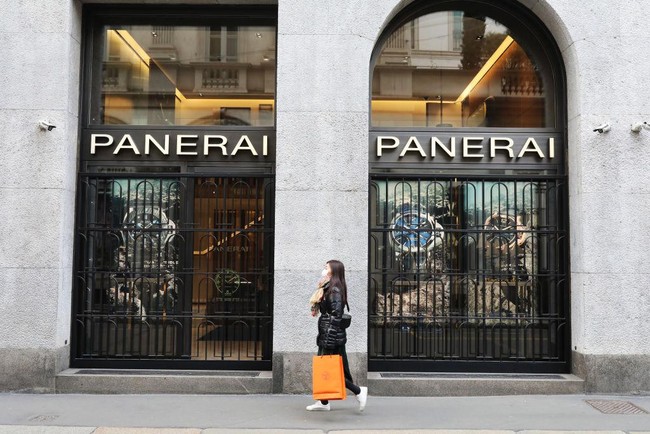 Toko fashion tutup juga terjadi di Italia. Dan seperti inilah penampakan sepinya kawasan Montenapoleone, Italia, yang dikenal sebagai distrik fashion di negeri tersebut di mana banyak brand besar membuka tokonya di sana. Foto: Getty Images