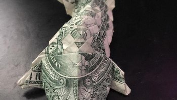 Bikin prakarya bermodal uang kertas. Foto: Bored Panda