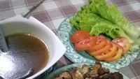  Tak kalah lezat, netizen @kartikyaishlah juga membagikan masakan buatan dirinya berupa iga bakar, lengkap dengan lalapan segar juga.