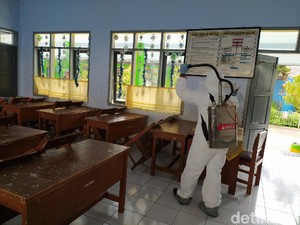 Cegah Corona, Sekolah di Ciamis Disemprot Disinfektan