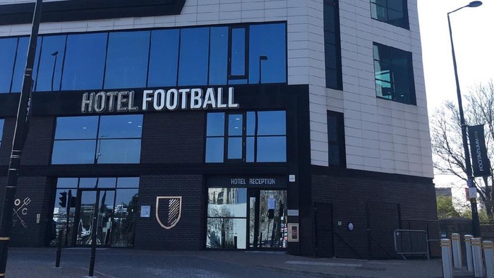 Dua hotel di Manchester yang dimiliki oleh eks Manchester United, Gary Neville, Hotel Football dan The Stock Exchange juga turut memberikan kontribusi untuk mencegah penyebaran virus Corona. Istimewa/Dok. Twitter/@hotelfootballuk.