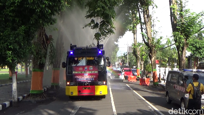 Pemkab, Polres dan Kodim 0821 Lumajang melakukan penyemprotan disinfektan memerangi virus corona. Lima mobil water canon, pemadam kebakaran dan tangki BPBD diterjunkan.