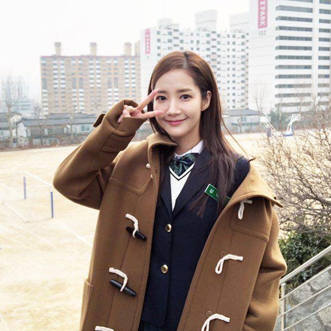 Park Min Young tahun ini berusia 34. Tapi berkat wajah mulus dan glowing, dia terlihat jauh lebih muda dari usia sebenarnya. Dia pun beberapa kali berakting sebagai remaja SMA, salah satunya di Kdrama Her Private Life. Foto: Istimewa
