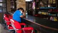 Mulai hari Kamis, perbatasan negara tersebut akan ditutup untuk para pendatang asing. Acara-acara pertemuan sosial juga akan dilarang, perjalanan domestik akan dibatasi dan seluruh toko kecuali toko-toko yang penting akan ditutup hingga akhir April mendatang. Getty Images/Allison Joyce.