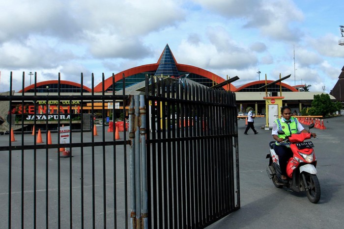 PENUTUPAN BANDARA SENTANI Petugas mengukur suhu sebelum beraktivitas di Bandara Sentani, Jayapura, Papua, Jumat (27/3/2020). Pemprov Papua menutup penerbangan penumpang ke seluruh bandara di Papua sejak 26 Maret hingga 4 April untuk mencegah penyebaran virus corona atau COVID-19. ANTARA FOTO/Gusti Tanati/nz.