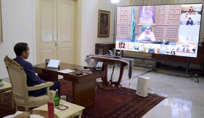 PRESIDEN MENGIKUTI KTT G20 SECARA VIRTUAL Presiden Joko Widodo (tengah) didampingi Menlu Retno Marsudi (kiri) dan Menkeu Sri Mulyani mengikuti forum KTT Luar Biasa G20 secara virtual dari Istana Bogor, Jawa Barat, Kamis (26/3/2020). KTT yang digagas oleh Arab Saudi selaku Ketua G20 tahun ini tersebut membahas upaya negara-negara anggota G20 dalam penanganan COVID-19. ANTARA FOTO/HO/Biro Pers Sekretariat Presiden/Muchlis Jr/sgd/aww.