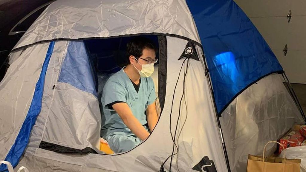 Kisah Dokter Tinggal di Tenda Garasi Rumah, Lindungi Keluarga dari Corona