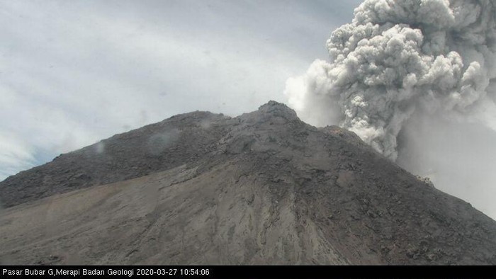 Gunung Merapi erupsi, Jumat (27/3/2020).