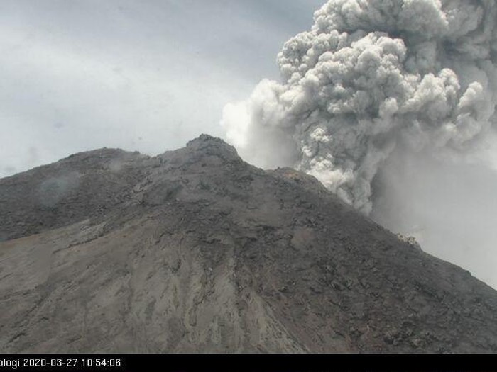 Gunung Merapi erupsi, Jumat (27/3/2020).
