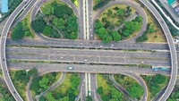 Foto aerial kendaraan melintas di kawasan Semanggi, Jakarta, Jumat (27/3/2020). ANTARA FOTO/Galih Pradipta.