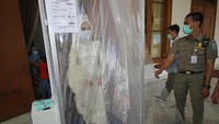 Seorang pengantin di Surabaya juga disemprot cairan disinfektan disela-sela resepsi pernikahannya di Jatim. Resepsi tersebut digelar tanpa adanya keramaian dan hanya dihadiri oleh pihak keluarga. ANTARA FOTO/Moch Asim  