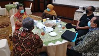 Mereka juga diterima dan dijamu langsung oleh Gubernur Jawa Timur, Khofifah Indar Parawansa dalam kunjungan kerjanya.