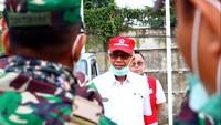 Ketua PMI Kota Jakarta Utara Sabri Saiman mewakili PMI Pusat bersama unsur TNI mengerahkan 3.000 relawan mulai melakukan tindakan penyemprotan cairan disinfektan dan bergerak cepat guna meminimalisir penyebarannya yang sangat cepat. Foto: dok. PMI