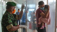 Di Bandara Depati Amir, Pangkalpinang Kepulauan Bangka Belitung juga terdapat bilik Walk Through Disinfection, nampak warga yang melintas di bandara tengah disemprotkan cairan disinfektan. ANTARA FOTO/Anindira Kintara