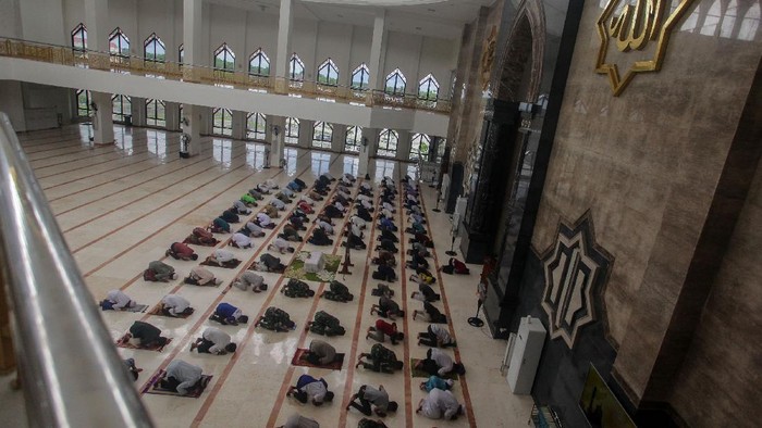 Jumlah orang yang dilaporkan positif virus Corona kian bertambah di Indonesia. Sejumlah daerah pun meniadakan kegiatan salat Jumat di masjid selama dua pekan.