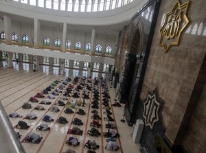 MUI Cianjur: Tak Apa Tak Salat Jumat 3 Kali Atau Salat dengan Shaf Berjarak
