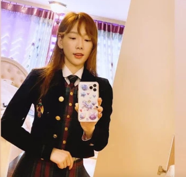 Leader Girls Generation Taeyeon tahun ini berusia 31 tahun. Tapi ternyata dia masih terlihat seperti anak SMA saat mencoba seragam sekolah miliknya. Perawakan kecil dan wajah mungil memang membuat tampilannya seperti anak sekolah. Foto: Istimewa