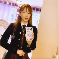 Leader Girls Generation Taeyeon tahun ini berusia 31 tahun. Tapi ternyata dia masih terlihat seperti anak SMA saat mencoba seragam sekolah miliknya. Perawakan kecil dan wajah mungil memang membuat tampilannya seperti anak sekolah. Foto: Istimewa