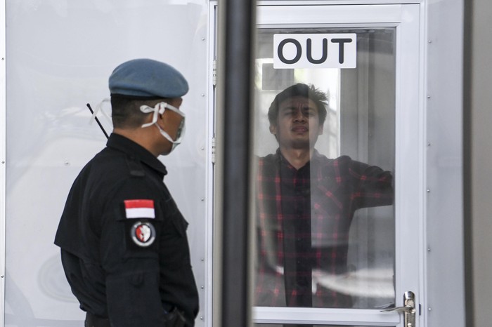 Bilik Disinfektan Pencegah Corona Upaya pencegahan penyebaran virus corona terus digalakkan sejumlah wilayah di Indonesia, mulai dari Istana Kepresidenan hingga ruang publik begini foto-fotonya.