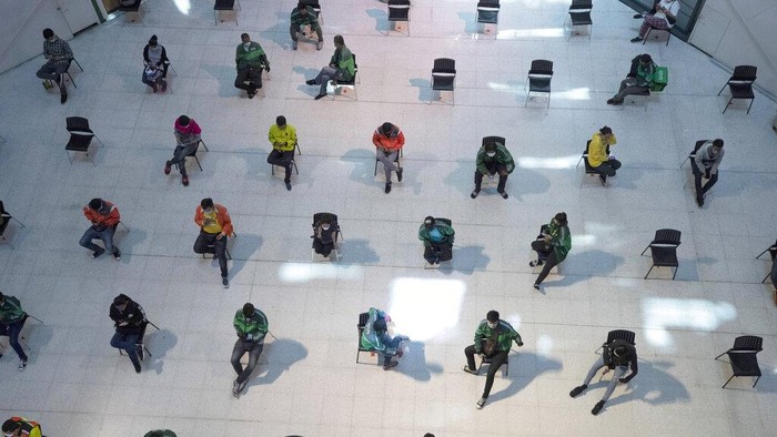Social Distancing Warga di berbagai negara mulai menerapkan perilaku social distancing. Hal itu dilakukan sebagai salah satu cara untuk memutus rantai penyebaran wabah Corona.