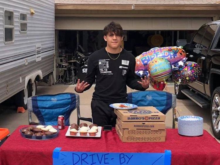 10 Momen Pesta Ulang Tahun yang Unik di Tengah Virus Corona