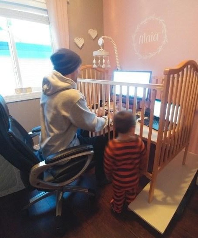 Ayah yang satu ini bisa terbilang sangat kreatif. Agar sang anak tidak bisa mengusili pekerjaannya saat sedang WFH (Work From Home), dirinya menjadikan box bayi sebagai meja kerjanya. Alhasil, sang anak pun sampai bingung mau mengusilinya dengan cara apa. Foto: Twitter