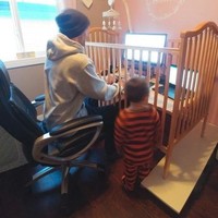 Ayah yang satu ini bisa terbilang sangat kreatif. Agar sang anak tidak bisa mengusili pekerjaannya saat sedang WFH (Work From Home), dirinya menjadikan box bayi sebagai meja kerjanya. Alhasil, sang anak pun sampai bingung mau mengusilinya dengan cara apa. Foto: Twitter