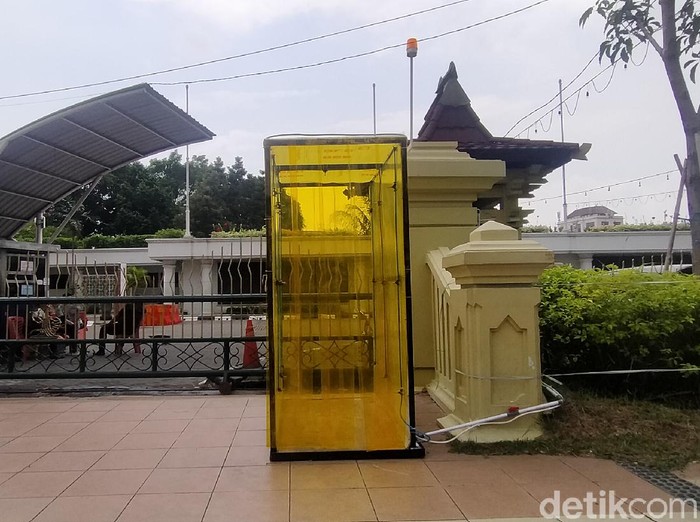 Banyak upaya Pemkot Surabaya dalam pencegahan penyebaran wabah corona. Salah satunya dengan membuat bilik sterilisasi di sejumlah titik di Surabaya.