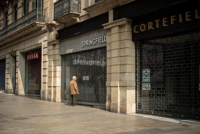 Brand fashion Springfield yang sudah berdiri sejak 1988 menutup tokonya di Barcelona, Spanyol pada pertengahan Maret 2020. Pengumuman penutupan toko pun dibuat di secarik kertas yang ditempel di depan pintu toko. Foto: Getty Images