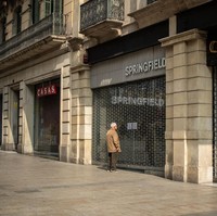 Brand fashion Springfield yang sudah berdiri sejak 1988 menutup tokonya di Barcelona, Spanyol pada pertengahan Maret 2020. Pengumuman penutupan toko pun dibuat di secarik kertas yang ditempel di depan pintu toko. Foto: Getty Images