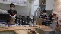 Cara yang tak kalah unik dilakukan gerai minuman ini. Mereka menyediakan sebuah meja panjang untuk mengirim pesanan pembeli. Dengan panjang meja sekitar 1 meter, social distancing ini terlihat efektif. (Instagram)