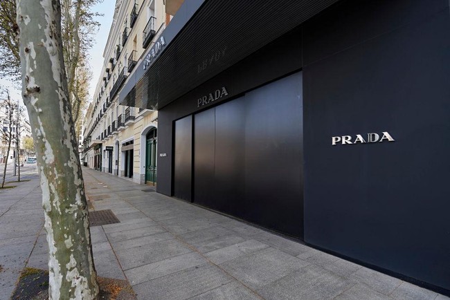 Sepinya jalan Serrano di kawasan Madrid, Spanyol di mana sejumlah brand besar seperti Prada membuka tokonya. Prada pun menutup tokonya di jalan tersebut seiring adaya aturan karantina dari pemerintah Spanyol untuk mencegah penyebaran virus corona. Foto: Getty Images/Carlos Alvarez