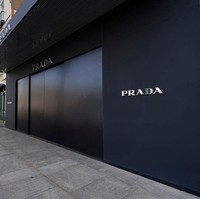 Sepinya jalan Serrano di kawasan Madrid, Spanyol di mana sejumlah brand besar seperti Prada membuka tokonya. Prada pun menutup tokonya di jalan tersebut seiring adaya aturan karantina dari pemerintah Spanyol untuk mencegah penyebaran virus corona. Foto: Getty Images/Carlos Alvarez